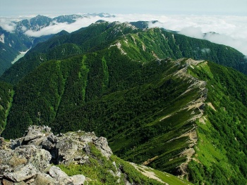日本大天井岳通往燕岳的山脊.jpg