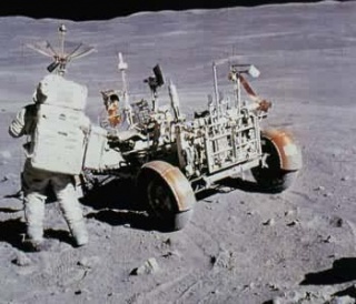 航天员与月球车.jpg