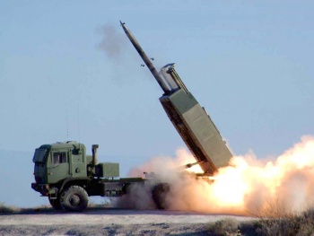 “海马斯”多管火箭系统于2005年在美国白沙导弹靶场进行射击训练.jpg