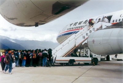 西藏贡嘎机场上旅客正准备登机.jpg